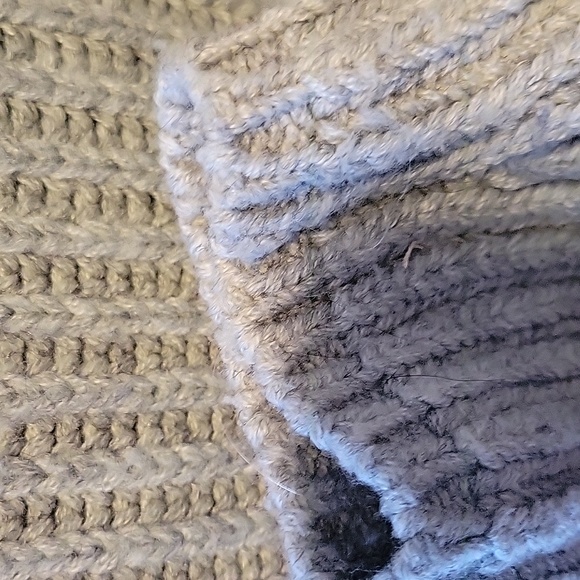 Ribbed Wool V-NECK Sweater - Picture 5 of 5